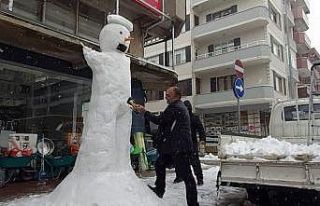 İşi gücü bırakıp 3 metrelik kardan adam yaptı