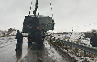 Islak zeminde kayan araç bariyerlere rağmen yoldan...