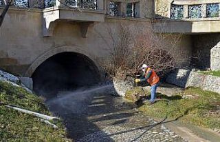 Isparta Belediyesi larva ile mücadele çalışmalarına...