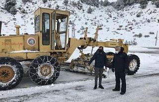 Isparta Valisi Seymenoğlu karla mücadele çalımalarını...