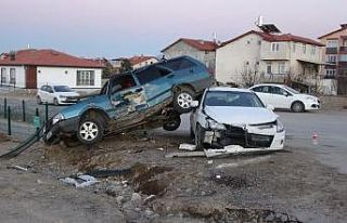 Isparta’da 2 otomobil çarpıştı: 1’i bebek...