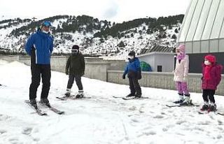 Isparta’da 350 öğrenci ücretsiz kayak öğreniyor