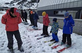 Isparta’da 450 öğrenci kayak öğreniyor