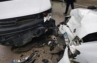 Isparta’da minibüs ile otomobil çarpıştı: 4’ü...