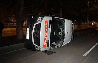 Isparta’da otomobil ile ambulans çarpıştı: 2...