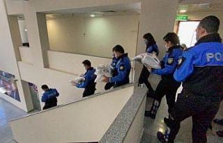 İstanbul polisinden çocuklara kışlık kıyafet