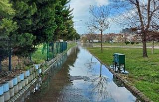 İstanbul’da dalgalar kıyıyı dövdü, park sular...