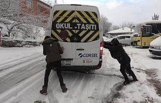 İstanbul’da etkili olan kar yağışında sürücüler...