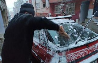 İstanbullular güne karla uyandı