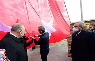 İstiklal Madalyası Türk bayrağına takıldı