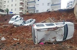 İstinat duvarı yıkıldı araçlar uçuruma yuvarlandı