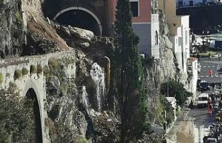 İtalya’da toprak kayması yolu kapattı