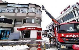 İtfaiye ekipleri, tehlike oluşturan kar birikintilerini...