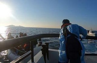 İzmir açıklarında 33 düzensiz göçmen kurtarıldı