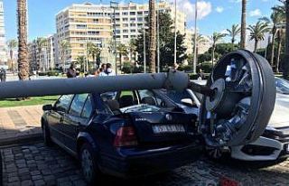 İzmir’de faciadan dönüldü: Dev aydınlatma direği...