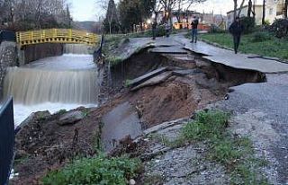 İzmir’de istinat duvarı büyük bir gürültüyle...
