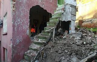 İzmir’de metruk sinagogdan kopan taş parçaları...