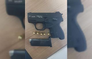 İzmir’de polisten kaçan şüpheliden ruhsatsız...