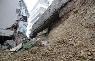 İzmir’de yıldırım nedeniyle istinat duvarı...