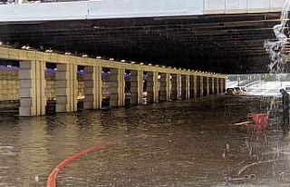İzmir’i sel vurdu: Alt geçitler ve metro istasyonlarının...