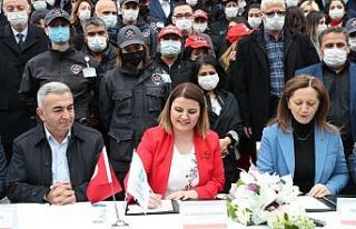 İzmit Belediyesi’nde toplu iş sözleşmesi imzaladı