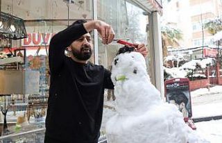 İzmitli berber müşteri bulamayınca kardan adamı...