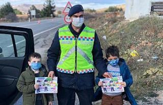 Jandarma çocukları boyama kitabıyla mutlu etti