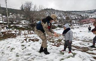 Jandarma çocuklarla kartopu oynayıp kardan adam...