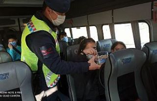 Jandarma ekipleri öğrenci servislerini denetleyip...