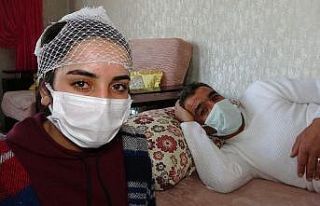 Jandarma kapısında nöbet tutuyor