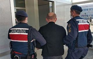 Jandarma tarafından uyuşturucuyla yakalanan şahıs...