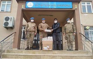 Jandarmadan öğrencilere hediye