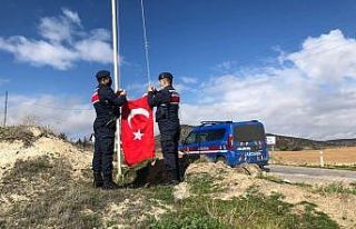 Jandarmanın bayrak hassasiyeti duygulandırdı
