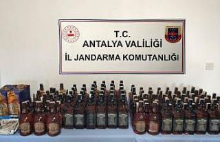 Jandarmanın operasyon yaptığı araçtan 110 şişe...