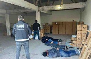 Kaçak alkolleri arabaya yüklerken suçüstü yakalandılar