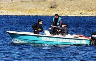 Kaçak avcıların baraja bıraktığı misina ağı...