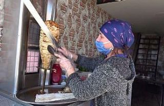 Kadın döner ustası parmakları yediriyor