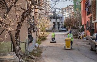 Kadınlar mahallelerini kendileri temizliyor