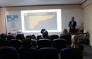 Kadınlara ’Ailede Sosyal Medya Kullanımı’ anlatıldı