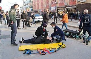 Kafasına tabela düşen kadın ölümden döndü