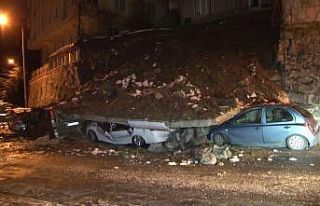 Kağıthane’de istinat duvarı çöktü, 4 araç...