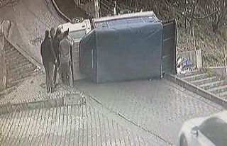 Kağıthane’de kamyonetin devrilme anı kamerada
