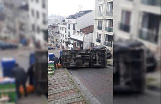 Kağıthane’de kayan kamyonet devrildi