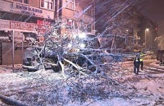 Kağıthane’de yoğun kar yağışı nedeniyle yol...
