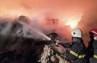 Kahramanmaraş’ta depodaki 5 kamyon pamuk yandı