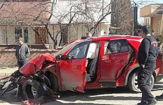 Kahramanmaraş’ta otomobil elektrik direğine çarptı:...