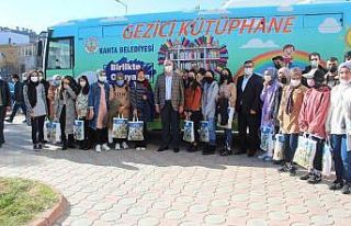 Kahta’da 350 öğrenciye 2 bin kitap desteği