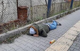 Kaldırımda yatan adam ekipleri harekete geçirdi