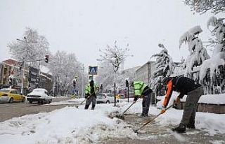 Kaldırımlar kardan temizleniyor