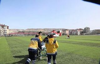 Kalp krizi geçiren 112 personeline ambulans helikopter...
